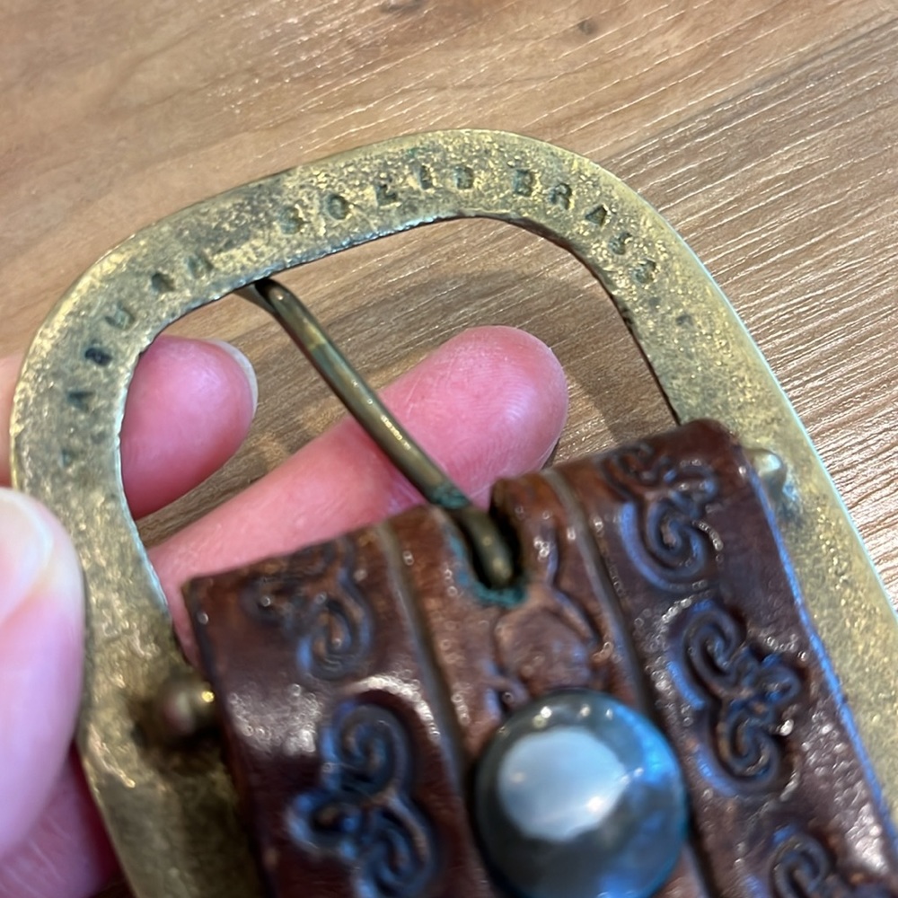 SOLD Vintage brown tooled leather brown belt with brass buckle size 31-36 - Picture 4 of 10